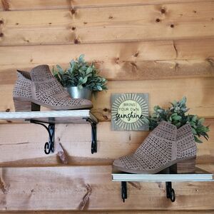 Crown Vintage Telsa Suede Leather Perf Laser Cut Ankle Booties Heel Boots Sz 5.5